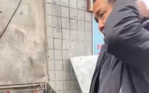 哑巴大叔东西被偷，四处找人哭诉。知情人：听到消息后很难过