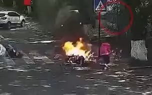 吓人！杭州一电动自行车骑行中突然烧成一团火球，一对父女被严重烧伤正在医院救治