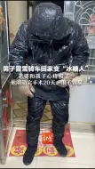 男子冒雪骑车回家变“冰糖人”，老婆和孩子心疼极了：他刚动完手术20天，很不容易
