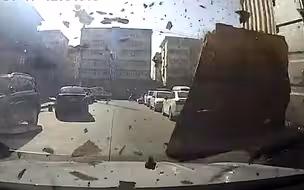 高楼外墙保暖层突然脱落 砸中正在行驶的车辆 记录仪拍下惊险一幕