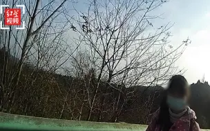 交警巡逻发现一女孩在高速路上行走，接着的举动太暖心