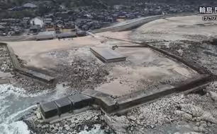 日媒公布地震后石川县最新航拍：地面隆起渔港干涸 部分海域成陆地