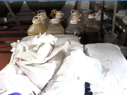 两万三香油芝麻酱钱 硬拖半年不给？老板态度强硬 现场报警，老板：芝麻价格有波动，他只涨价不降价。