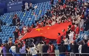 中国代表团夺得第九金，中国代表队自发合唱《歌唱祖国》