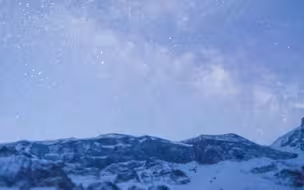 【美不美呀~】当天琴座流星雨路过长白山天池