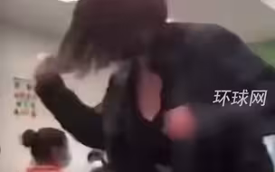 校园暴力！美国一名女高中生被指控：暴打同学头部数十下，被打同学抱头趴桌