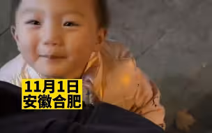 女孩街边被萌娃抱腿喊妈妈，摘了口罩孩子一脸懵