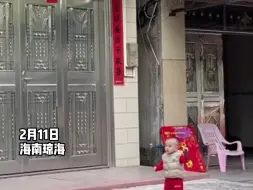 2岁“小孩哥”跟爸爸打羽毛球，轻松接球、发球，甚至还能扣球。“没有专门学过，状态好时能接五六个球。”