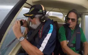 拍摄时手机从300米高空坠落  捡起后竟仍能使用