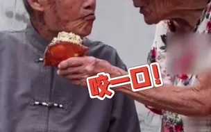 奶奶给爷爷端来螃蟹，老两口的反应太可爱了