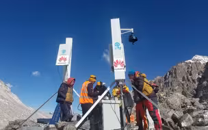 珠峰建成世界海拔最高5G基站：25公里电缆全由人工背上山