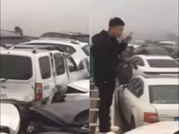 河南一高速数十车追尾 系大雾路滑导致 高速半幅路成大型停车场