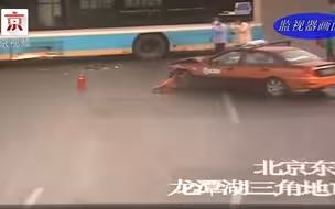 出租车撞上公交车 致出租车乘客轻微脑震荡