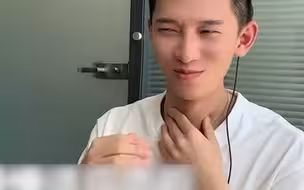 小伙紧张戴上人工耳蜗，第一次听到声音，小伙的反应让网友破防