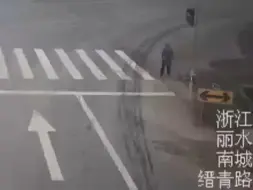 见义勇为！老人突然晕倒路边，热心市民伸出援手