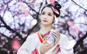 小姐姐穿汉服拍樱花大片 外卖小哥赶来神助攻 帮忙人工制造樱花雨