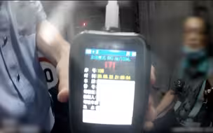 代驾为了赚钱铤而走险，“醉驾”上路还谎称：中午喝了藿香正气