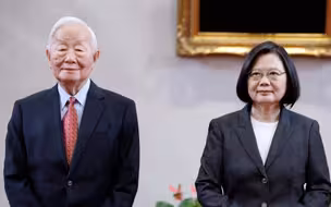 蔡英文混不进APEC峰会，再度指派张忠谋任台湾地区代表出席