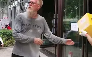 郑州一外国友人帮忙搬运救灾物资 衣服被汗水浸透网友:善良不分国界