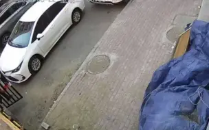 光天化日老人故意划车，从车盖一直划到车尾部，整个过程被小区监控记录。
