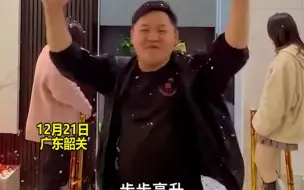 女子搬新房，全家近20人一起举行乔迁仪式，祝福语和礼物逗乐网友