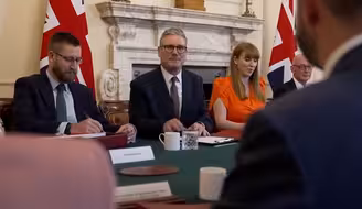 英首相斯塔默举行新内阁首次会议，重申支持乌克兰 不继续执行卢旺达计划