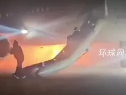 现场画面！俄一客机降落土耳其时引擎起火，近百名机上人员被疏散
