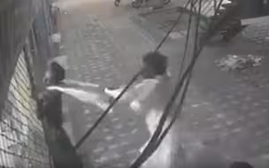 惊险瞬间曝光！男子触电后被死死吸在门上 朋友一招“锁喉”救命