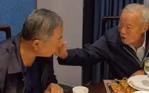 93岁父亲为73岁儿子过生日 熟练夹菜后疼爱轻抚孩子脸庞 画面温馨