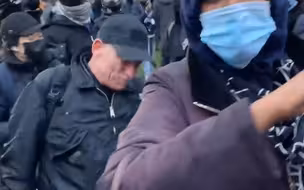CNN记者当众遭无情撵走！抗议者们朝其扔鸡蛋、石块：赶紧滚！