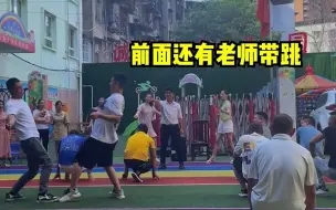 幼儿园为“六一”准备节目，爸爸们齐上阵排练舞蹈，“老师到底是怎么说服爸爸们的”。