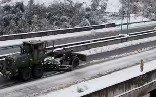 湖北暴雪武警官兵紧急驰援 携带装载机等大型装备抢通积雪路段