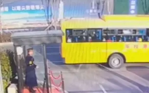 小朋友给保安扔棒棒糖 ，还扔下一张纸条写着“您辛苦了”，这礼物甜到保安心坎里去了！