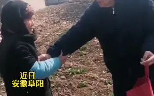 92岁哥哥给91岁妹妹拜年塞钱，哥哥：年纪再大也是妹妹