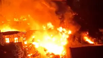 印尼国家博物馆夜间突发大火：火光映红天空，现场警笛声不断