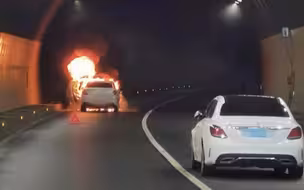 小车起火 交警从隧道“抢”出最后一辆车不久 里面传出炸响