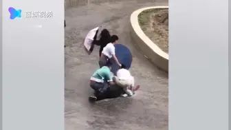 老人被狂风刮倒受伤，95后小伙穿着背心、拖鞋跑去救人