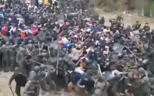数百人混战！洪都拉斯移民试图闯关遭遇士兵痛击 留下满地狼藉