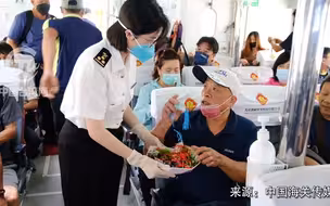 两岸一家亲！福州海关关员登临过程中为台胞赠送端午香囊、彩绳