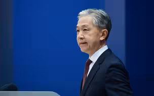 在遵守国际规则方面，美国应当站在被告席上