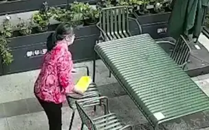 大妈2天跑8趟餐厅拿走14把椅子 竟是为卖废品