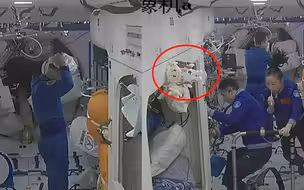 神十三航天员起床如何“洗刷刷”？翟志刚戴浴帽洗头 王亚平发型又抢镜