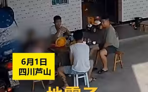 地震瞬间爸爸来不及穿鞋，第一时间冲进屋内抱孩子