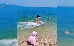 女子拍风景意外记录男子救落水小孩全过程 家长反应引网友热议