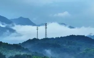 六安金寨，烟雨绵绵，抬眼望去，云烟与青山相映成景，山水环绕着民居，宛如一幅山水画。