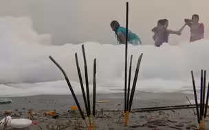 印度一河流现大量雪花般有毒泡沫  民众不顾危险坚持下河沐浴