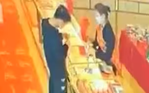 男子抢珠宝店女员工翻柜台追击，经理：当场徒手制服，会给奖励