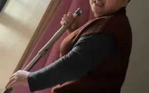 女生放假在家睡懒觉，妈妈破门而入阴阳怪气女儿：耽误公主瞌睡了