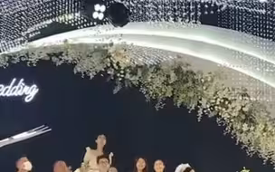 伴郎抢捧花一路小跑，跌跌撞撞直奔女友，网友：这就是满眼都是爱吧
