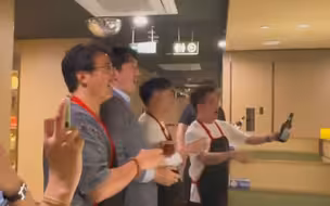 问：群声乐博士给隔壁桌庆祝生日是什么体验？